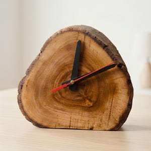 Reloj de mesa rústico de madera de acacia con borde natural / Decoración minimalista para el hogar