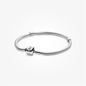 Peut inclure: Un bracelet en chaîne serpent argentée doté d'un fermoir cylindrique gravé du texte PANDORA. Le bracelet comporte deux stations filetées fixes le long de la chaîne, conçues pour maintenir les charms en place, avec une finition métallique polie.