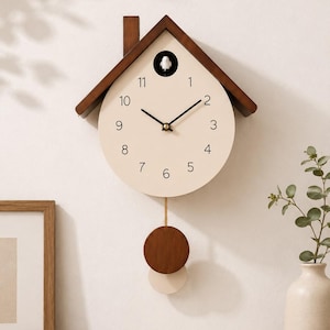 Peut inclure: Une horloge murale en forme de maison avec un toit en bois brun foncé et un cadran circulaire crème. L'horloge présente des chiffres noirs de 1 à 11, des aiguilles noires, une petite figurine d'oiseau blanc et un pendule circulaire double.