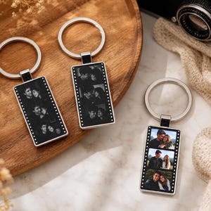 Peut inclure: Trois porte-clés rectangulaires en métal avec un design de pellicule photo. Deux porte-clés présentent des bandes de photos en noir et blanc d'un couple, tandis qu'un porte-clés présente une bande de photos en couleur d'un couple.