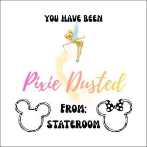 Può includere: Un design grafico con una fata dei cartoni animati con capelli biondi e abiti verdi, una scia di scintille gialle e il testo "YOU HAVE BEEN Pixie Dusted FROM: STATEROOM". Sotto ci sono due sagome nere di teste di topo, una con un fiocco a pois.