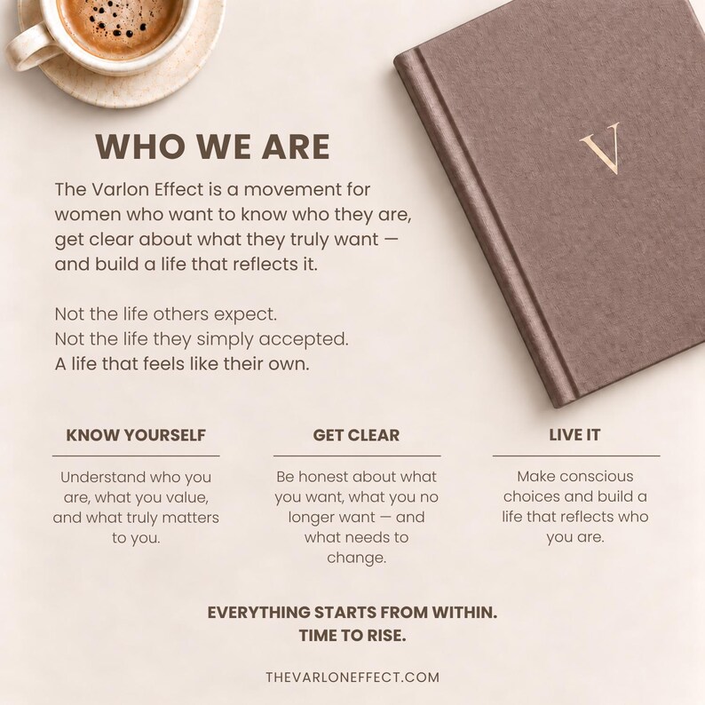 K&ouml;nnte beinhalten: Ein braunes Notizbuch mit einem goldenen Buchstaben V auf dem Einband, platziert neben einer Tasse Kaffee. Der Text lautet: WHO WE ARE, The Varlon Effect is a movement for women who want to know who they are, GET CLEAR, LIVE IT, EVERYTHING STARTS FROM WITHIN.
