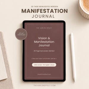 Puede incluir: Una tableta digital que muestra un diario de manifestación marrón y blanco con el texto 30 Tage bewusstes Werden, The Varlon Effect y Wer ihre Vision aufschreibt, lebt sie. Un lápiz óptico blanco descansa junto a la pantalla.