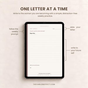 K&ouml;nnte beinhalten: Ein digitales Tablet zeigt eine Tagebuchseite mit dem Titel ONE LETTER AT A TIME. Die Seite enth&auml;lt Felder f&uuml;r ein Datum, eine w&ouml;chentliche Aufforderung How do I want her to feel in her body?, eine Anrede Dear Her, linierte Zeilen.