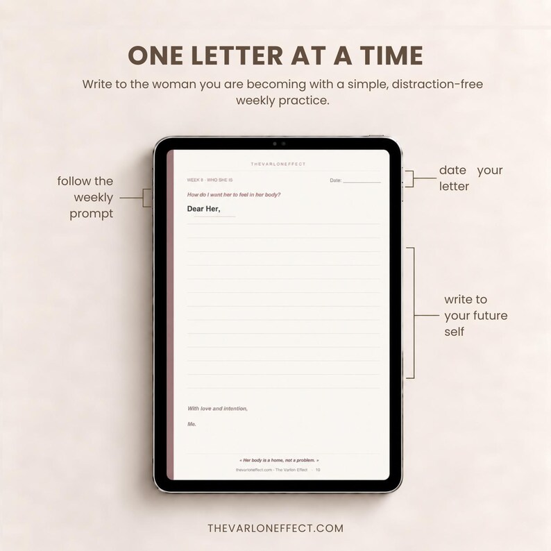 K&ouml;nnte beinhalten: Ein digitales Tablet zeigt eine Tagebuchseite mit dem Titel ONE LETTER AT A TIME. Die Seite enth&auml;lt Felder f&uuml;r ein Datum, eine w&ouml;chentliche Aufforderung How do I want her to feel in her body?, eine Anrede Dear Her, linierte Zeilen.
