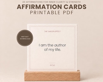 Könnte beinhalten: Eine quadratische Affirmationskarte in einem Holzständer mit dem Text 'I am the author of my life.' Die Karte enthält die Überschriften '20 AFFIRMATIONS FOR INNER CLARITY & STRENGTH', 'AFFIRMATION CARDS PRINTABLE PDF', 'THE VARLON EFFECT' und '01/20'.