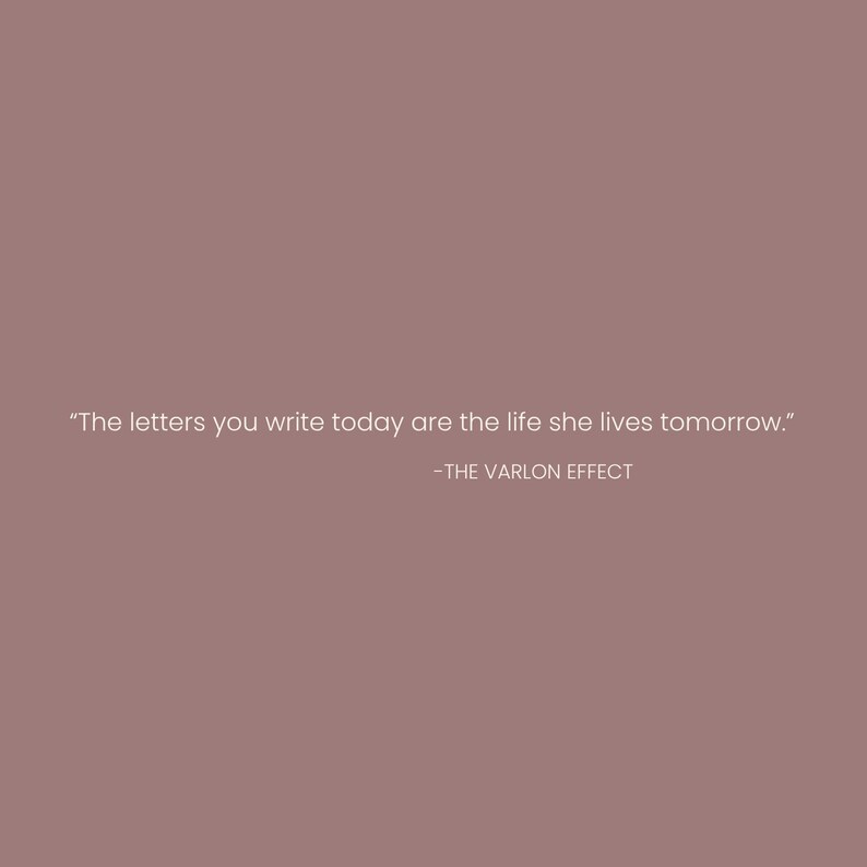 K&ouml;nnte beinhalten: Eine staubrosafarbene quadratische Grafik mit dem wei&szlig;en Text "The letters you write today are the life she lives tomorrow." gefolgt von der Quellenangabe "-THE VARLON EFFECT" zentriert in einer serifenlosen Schriftart.