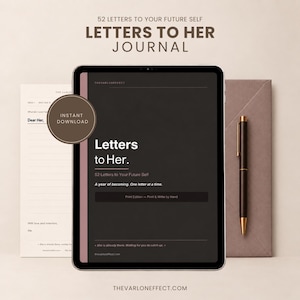 K&ouml;nnte beinhalten: Ein digitales Tablet zeigt ein Journal mit dem Titel Letters to Her und dem Untertitel 52 Letters to Your Future Self. Ein kreisf&ouml;rmiges Abzeichen zeigt Instant Download. Daneben liegen eine bedruckte Seite und ein schwarzer Stift auf einem malvenfarbenen Umschlag.