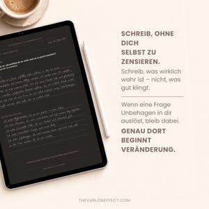 May include: A black tablet displaying handwritten German text and a white stylus resting beside it. The screen shows the title THE VARLON EFFECT and the text SCHREIB, OHNE DICH SELBST ZU ZENSIEREN. GENAU DORT BEGINNT VER&Auml;NDERUNG.