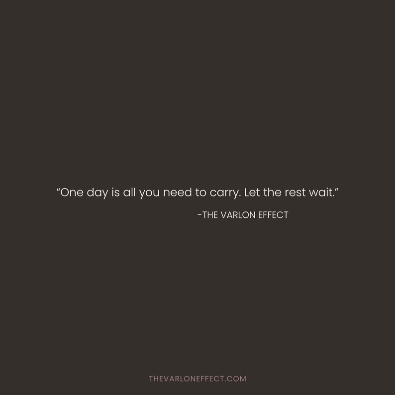 Puede incluir: Un gr&aacute;fico cuadrado de color marr&oacute;n oscuro que presenta el texto en blanco "One day is all you need to carry. Let the rest wait." seguido de la atribuci&oacute;n "-THE VARLON EFFECT" y la URL "THEVARLONEFFECT.COM" en la parte inferior.