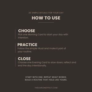 Puede incluir: Una tarjeta informativa de color marr&oacute;n oscuro titulada 20 Simple Rituals For Your Day. Describe las instrucciones: Choose, Practice y Close para los rituales diarios. El texto termina con Start with one. Repeat what works. Thevarloneffect.com.
