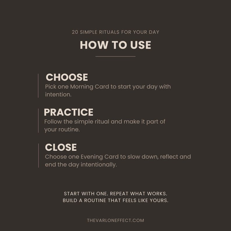 Puede incluir: Una tarjeta informativa de color marr&oacute;n oscuro titulada 20 Simple Rituals For Your Day. Describe las instrucciones: Choose, Practice y Close para los rituales diarios. El texto termina con Start with one. Repeat what works. Thevarloneffect.com.
