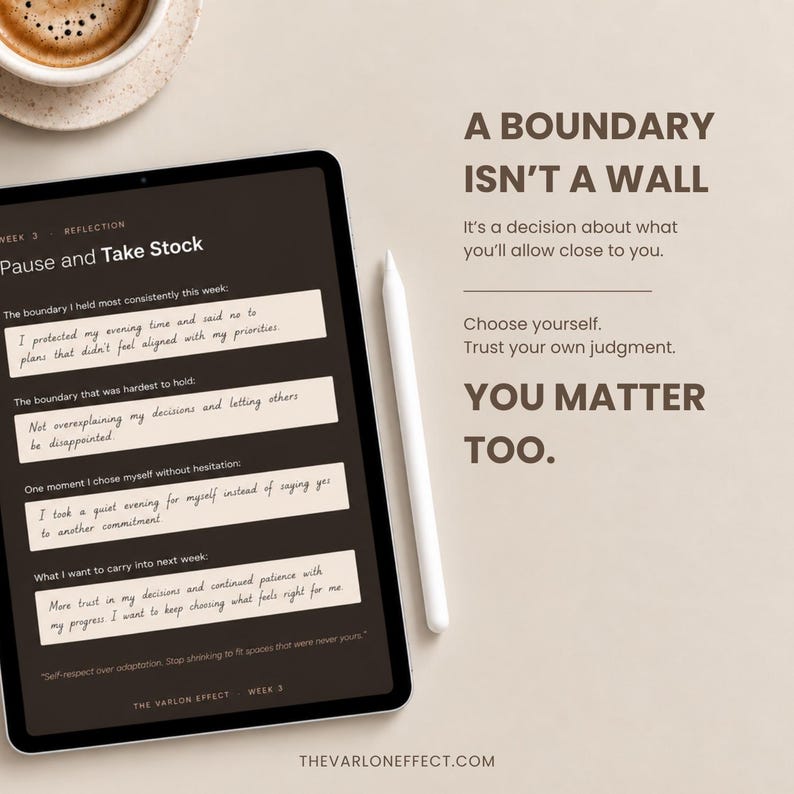 K&ouml;nnte beinhalten: Ein digitales Tablet mit einer Reflexionsjournal-Seite mit dem Titel Pause and Take Stock und handschriftlichem Text, begleitet von einem wei&szlig;en Eingabestift. Der Text lautet A BOUNDARY ISN'T A WALL, It's a decision about what you'll allow close to you.