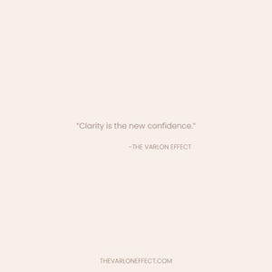Peut inclure: Une impression graphique beige clair pr&eacute;sentant le texte centr&eacute; "Clarity is the new confidence." suivi de l'attribution "-THE VARLON EFFECT" et de l'adresse web "THEVARLONEFFECT.COM" imprim&eacute;s dans une police sans empattement brun fonc&eacute;.