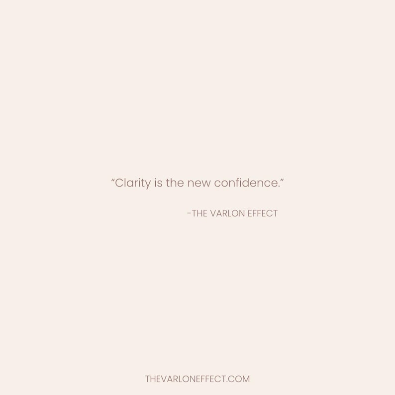 Peut inclure: Une impression graphique beige clair pr&eacute;sentant le texte centr&eacute; "Clarity is the new confidence." suivi de l'attribution "-THE VARLON EFFECT" et de l'adresse web "THEVARLONEFFECT.COM" imprim&eacute;s dans une police sans empattement brun fonc&eacute;.