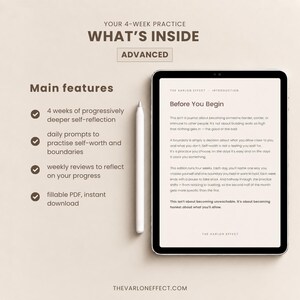 K&ouml;nnte beinhalten: Ein digitales Tablet mit einem Dokument namens The Varlon Effect, Before You Begin, neben einem wei&szlig;en Eingabestift. Der Text listet Funktionen wie 4 Wochen progressive Selbstreflexion, t&auml;gliche Impulse, w&ouml;chentliche R&uuml;ckblicke und ein ausf&uuml;llbares PDF-Format auf.