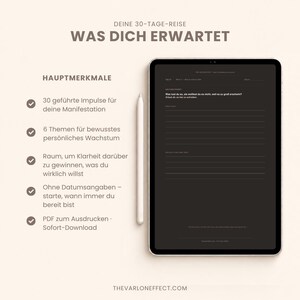 May include: A digital tablet displaying a German language journal page with a white stylus beside it. The text reads DEINE 30-TAGE-REISE WAS DICH ERWARTET, HAUPTMERKMALE, 30 gef&uuml;hrte Impulse, 6 Themen, Raum um Klarheit, Ohne Datumsangaben, PDF zum Ausdrucken.