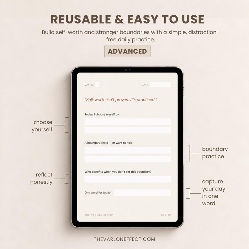 K&ouml;nnte beinhalten: Ein digitales Tablet, das eine t&auml;gliche &Uuml;bungsseite mit dem Text REUSABLE & EASY TO USE, ADVANCED und Aufforderungen wie Today, I choose myself by, A boundary I held, Who benefits when you don't set this boundary und One word for today anzeigt.