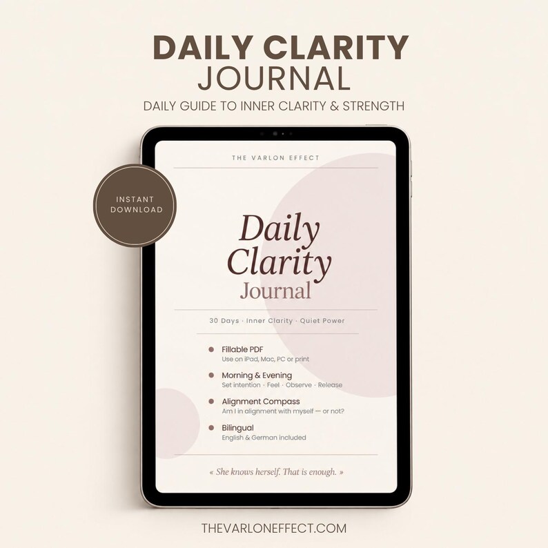 Peut inclure: Une tablette num&eacute;rique affichant le Daily Clarity Journal, un guide PDF remplissable. L'&eacute;cran pr&eacute;sente le texte Daily Clarity Journal, 30 Days - Inner Clarity - Quiet Power, et liste des fonctionnalit&eacute;s comme Fillable PDF, Morning & Evening.
