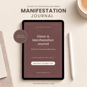 Puede incluir: Una tableta digital que muestra un diario de manifestación marrón con el texto 30 Days of Intentional Becoming, Vision & Manifestation Journal, 30 Days of Conscious Becoming, She who writes her vision, lives it, y Light Version PDF Digital + Print.