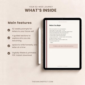 K&ouml;nnte beinhalten: Ein digitales Tablet mit einem Dokument namens Before You Begin und einem wei&szlig;en Eingabestift. Der Text listet Funktionen auf, darunter 52 w&ouml;chentliche Impulse f&uuml;r Briefe an das zuk&uuml;nftige Ich, 4 gef&uuml;hrte Abschnitte und ein druckbares PDF-Format.