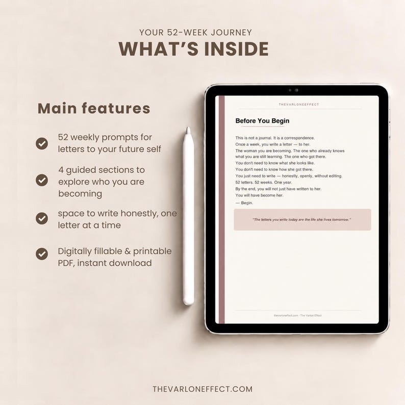 K&ouml;nnte beinhalten: Ein digitales Tablet mit einem Dokument namens Before You Begin und einem wei&szlig;en Eingabestift. Der Text listet Funktionen auf, darunter 52 w&ouml;chentliche Impulse f&uuml;r Briefe an das zuk&uuml;nftige Ich, 4 gef&uuml;hrte Abschnitte und ein druckbares PDF-Format.