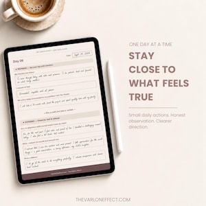 Peut inclure: Une tablette num&eacute;rique affichant une page de journal quotidien avec des entr&eacute;es manuscrites dat&eacute;es du 14 sept. 2024, accompagn&eacute;e d'un stylet blanc. L'&eacute;cran pr&eacute;sente des sections pour les intentions du matin et les r&eacute;flexions du soir. Le texte &agrave; droite indique : ONE DAY AT A TIME STAY CLOSE TO WHAT FEELS TRUE. Small daily actions. Honest observation. Clearer direction.