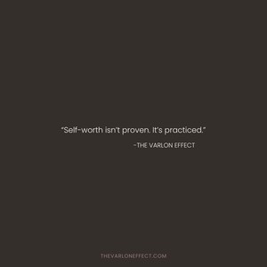 K&ouml;nnte beinhalten: Eine dunkel anthrazitfarbene quadratische Grafik mit dem wei&szlig;en Text "Self-worth isn't proven. It's practiced.", gefolgt von der Zuschreibung "-THE VARLON EFFECT" und der Website-URL "THEVARLONEFFECT.COM" zentriert am unteren Rand.