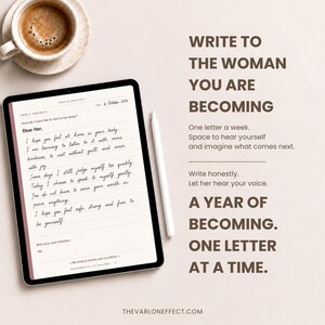 K&ouml;nnte beinhalten: Ein digitales Tablet mit einem handschriftlichen Brief mit der &Uuml;berschrift Dear Her, dazu ein wei&szlig;er Eingabestift, eine Tasse Kaffee und der Text WRITE TO THE WOMAN YOU ARE BECOMING, One letter a week, A YEAR OF BECOMING. ONE LETTER AT A TIME.