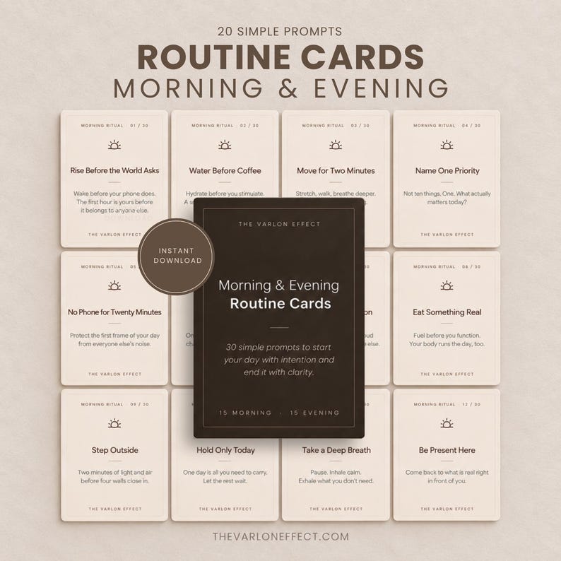 Puede incluir: Un conjunto de tarjetas de rutina de color crema con texto e iconos de color marr&oacute;n oscuro, con el t&iacute;tulo 20 Simple Prompts Routine Cards Morning & Evening. Una tarjeta central de color marr&oacute;n oscuro muestra el texto Morning & Evening Routine Cards con 30 simple prompts to start your day with intention and end it with clarity, incluyendo una insignia circular de Instant Download.