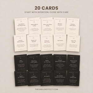 Puede incluir: Un conjunto de 20 tarjetas titulado 20 CARDS START WITH INTENTION, CLOSE WITH CARE. La fila superior presenta 10 tarjetas de ritual matutino de color crema con texto negro, mientras que la fila inferior presenta 10 tarjetas de ritual nocturno negras.