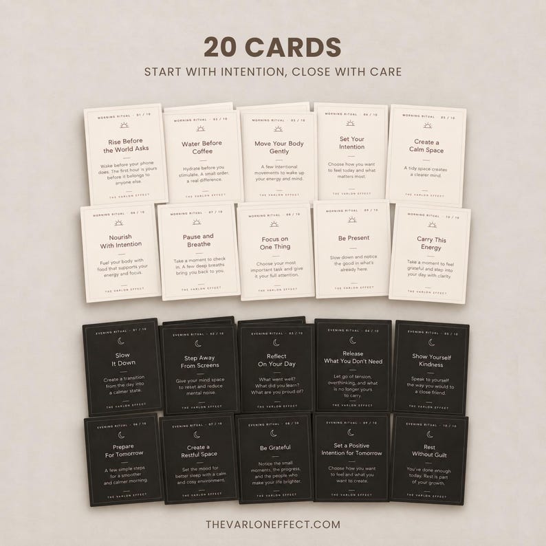 Puede incluir: Un conjunto de 20 tarjetas titulado 20 CARDS START WITH INTENTION, CLOSE WITH CARE. La fila superior presenta 10 tarjetas de ritual matutino de color crema con texto negro, mientras que la fila inferior presenta 10 tarjetas de ritual nocturno negras.