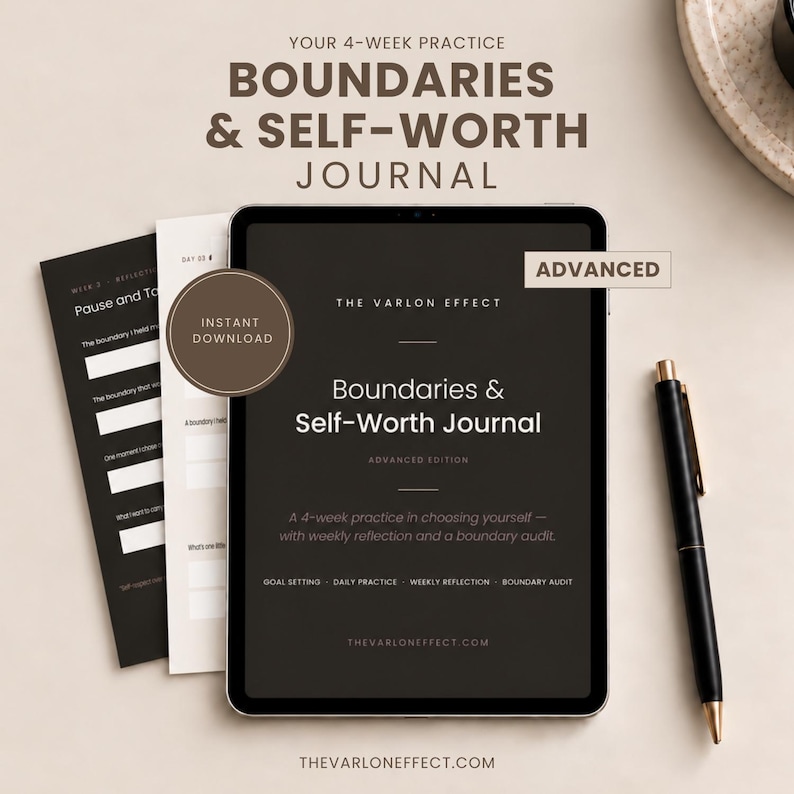 K&ouml;nnte beinhalten: Ein digitales Tablet zeigt das Boundaries & Self-Worth Journal, Advanced Edition, mit schwarzem Hintergrund und wei&szlig;em Text. Zwei gedruckte Journal-Seiten sind hinter dem Tablet sichtbar, begleitet von einem schwarzen Stift auf der rechten Seite.