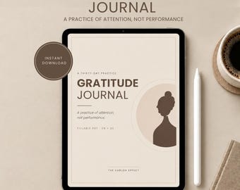 Peut inclure: Une tablette numérique affichant la couverture d'un journal de gratitude avec le texte A Thirty-Day Practice, Gratitude Journal, A practice of attention, not performance, Fillable PDF - EN + DE et The Varlon Effect. Une silhouette brune est visible.