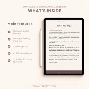 Peut inclure: Une tablette num&eacute;rique affichant une page de journal intitul&eacute;e Before You Begin, accompagn&eacute;e d'un stylet. Le texte liste des fonctionnalit&eacute;s dont 30 jours de r&eacute;flexion guid&eacute;e, des check-ins matin et soir, 10 citations Varlon et un PDF imprimable.