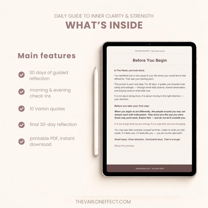 Peut inclure: Une tablette num&eacute;rique affichant une page de journal intitul&eacute;e Before You Begin, accompagn&eacute;e d'un stylet. Le texte liste des fonctionnalit&eacute;s dont 30 jours de r&eacute;flexion guid&eacute;e, des check-ins matin et soir, 10 citations Varlon et un PDF imprimable.