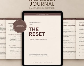 Könnte beinhalten: Ein digitales Tablet zeigt The Reset Journal mit beigem Hintergrund und dunkelbraunem Text. Der Bildschirm zeigt Teil I, The Reset, mit dem Untertitel Clarity, Energy, Direction. Ein kreisförmiges Abzeichen zeigt Instant Download.