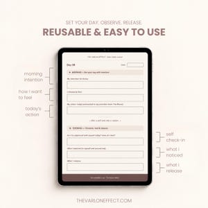 Peut inclure: Une tablette num&eacute;rique affichant un mod&egrave;le de journal quotidien intitul&eacute; The Varlon Effect Daily Clarity Journal. La page comprend des sections pour l'intention du matin, le ressenti, l'action du jour, le bilan personnel, les observations et les lib&eacute;rations.