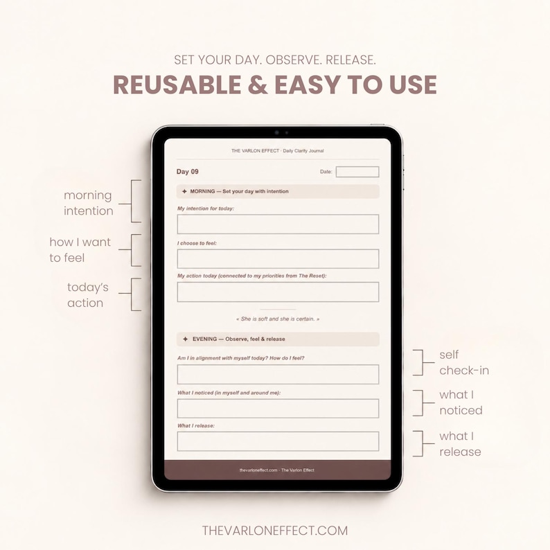 Peut inclure: Une tablette num&eacute;rique affichant un mod&egrave;le de journal quotidien intitul&eacute; The Varlon Effect Daily Clarity Journal. La page comprend des sections pour l'intention du matin, le ressenti, l'action du jour, le bilan personnel, les observations et les lib&eacute;rations.
