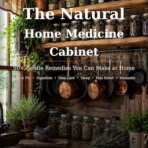 Pode incluir: Uma capa de livro intitulada The Natural Home Medicine Cabinet: 50+ Gentle Remedies You Can Make at Home. A imagem apresenta prateleiras de madeira rústica cheias de potes de ervas, panelas de cobre penduradas e plantas em vasos.