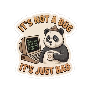 Peut inclure: Un autocollant découpé représentant un panda portant un bonnet marron, tenant une tasse de café et assis à côté d'un ordinateur vintage. L'écran affiche du code. L'autocollant porte le texte orange IT'S NOT A BUG IT'S JUST BAD.