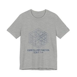 Puede incluir: Una camiseta gris jaspeado de manga corta con un gráfico de líneas geométricas en azul oscuro que representa una estructura cúbica. Debajo del gráfico, el texto dice: FORM FOLLOWS FUNCTION. SCALE: 1:∞. La camiseta tiene cuello redondo y corte estándar.