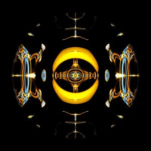 Può includere: Un grafico digitale astratto caratterizzato da una forma ovale centrale giallo oro circondata da linee luminose simmetriche azzurre e arancioni. La composizione è disposta in un motivo circolare su uno sfondo nero solido, creando un effetto radiante.