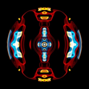 Può includere: Un grafico digitale simmetrico caratterizzato da un elemento circolare centrale con motivi luminosi blu e gialli, circondato da linee curve fluide rosse, arancioni e gialle su uno sfondo nero solido, creando un effetto radiante.
