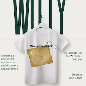 Peut inclure: Un t-shirt blanc à manches courtes orné d'un graphique représentant une carte en parchemin brun avec un éclair jaune, un chemin en pointillés et le texte "Mischief Managed", accompagné de lunettes rondes à monture noire sur le côté droit.