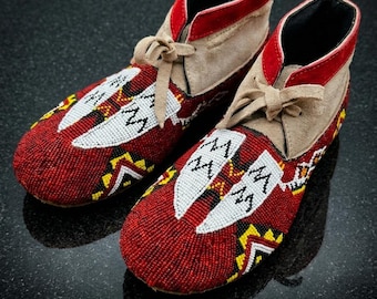 Handgemaakte mocassins met kralen | Native-geïnspireerde rocailles | Suède enkellaarzen met kralenwerk | Ambachtelijke tribale schoenen