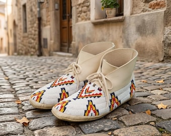 Handgefertigte Mokassins mit Perlenstickerei | Stiefeletten im Stil der indigenen Bevölkerung | Powwow-Tracht | Boho-Schuhe mit Perlenstickerei