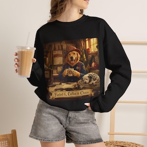 Grappig brandweerman hondensweater, gevoed door koffie en chaos ronde hals, brandweerman cadeau, golden retriever sweater, hondenliefhebber cadeau