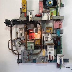 Assemblage Sculpture, Industrial Mixed Media Art, Upcycled Urban Elements, Architectural Diorama, Zeitgenössische Kunst in Schichten