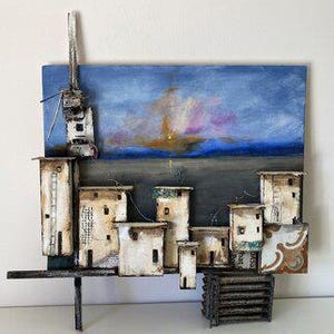 Könnte beinhalten: Ein Mixed-Media-Wandkunstwerk mit einem gemalten blauen und violetten Himmel über einem dunklen Horizont. Auf der Oberfläche sind mehrere kleine, dreidimensionale weiße und beige rechteckige Strukturen befestigt, die an Gebäude erinnern.